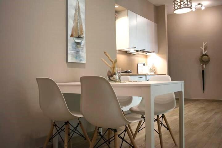 Chic And Minimal Apartment Close To Thissio Metro Ateny Zewnętrze zdjęcie